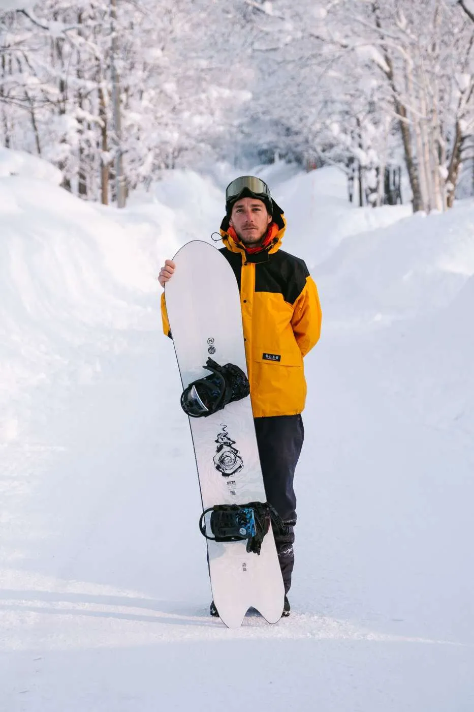Niedecker Beta 2024 snowboard poudreuse