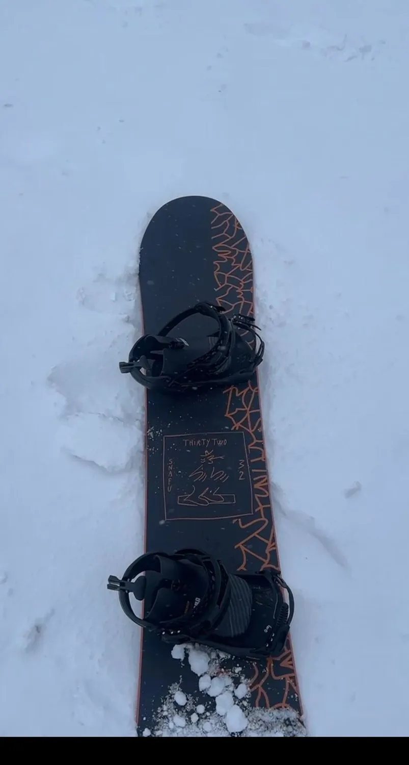 Thirtytwo Snafu planche snow