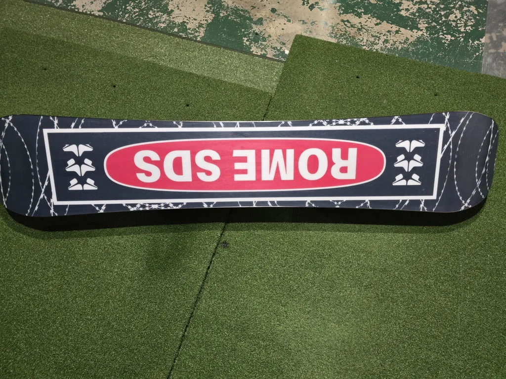 Rome SDS Agent snowboard polyvalent twin freestyle